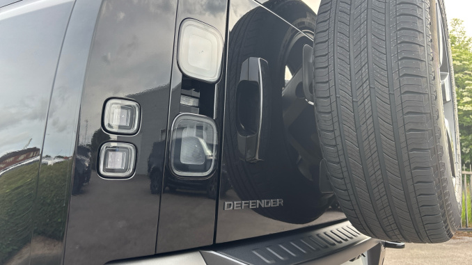 Land Rover Defender 3.0 D350 X-Dynamic HSE 90 3dr Auto Diesel Estate - Image 19